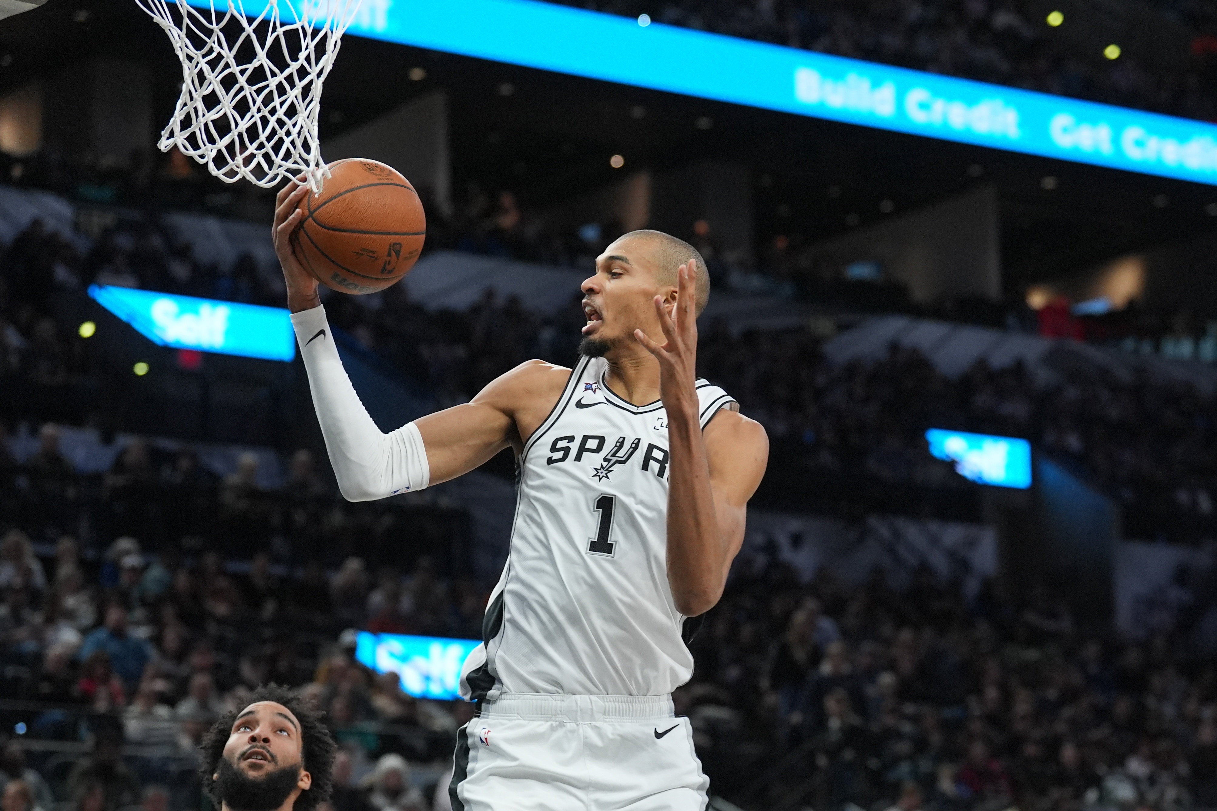 开云体育app-统治级表现！文班亚马上半场16分钟9投7中&amp;三分6中5 轰下20分6板